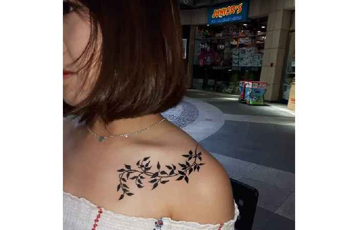 Meaningful Collar Bone Tattoos For Females (1)