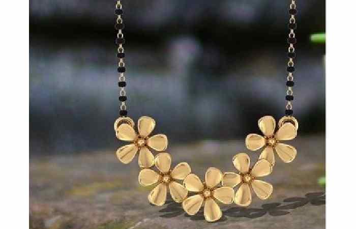 Short Mangalsutra Design in Gold (4)